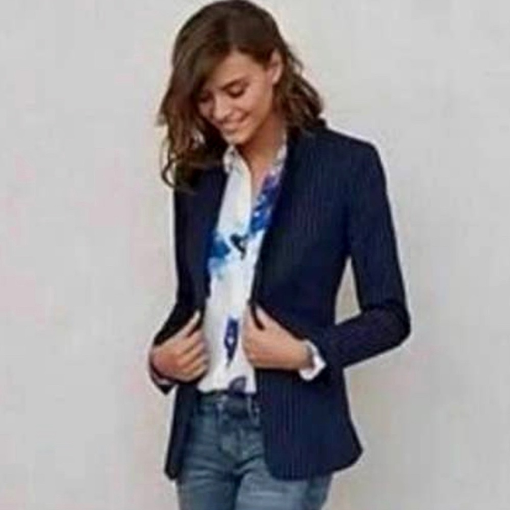 BANANA REPUBLIC Navy Striped Satin
Boyfriend Fit Blazer. Sz 8.